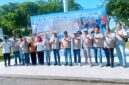 Bupati H. Slamet Junaidi foto bersama pengurus Forum Sampang Sahat (FSS) sebelum mendistribusikan air bersih. (ALI MUCHTAR / KLIKMADURA)