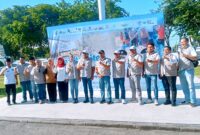 Bupati H. Slamet Junaidi foto bersama pengurus Forum Sampang Sahat (FSS) sebelum mendistribusikan air bersih. (ALI MUCHTAR / KLIKMADURA)