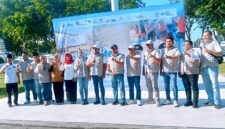Bupati H. Slamet Junaidi foto bersama pengurus Forum Sampang Sahat (FSS) sebelum mendistribusikan air bersih. (ALI MUCHTAR / KLIKMADURA)