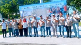 Bupati H. Slamet Junaidi foto bersama pengurus Forum Sampang Sahat (FSS) sebelum mendistribusikan air bersih. (ALI MUCHTAR / KLIKMADURA)