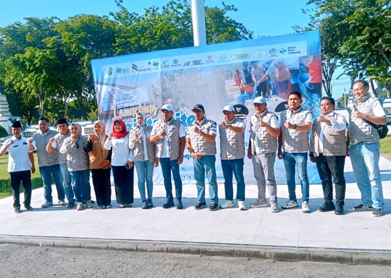 Bupati H. Slamet Junaidi foto bersama pengurus Forum Sampang Sahat (FSS) sebelum mendistribusikan air bersih. (ALI MUCHTAR / KLIKMADURA)