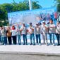 Bupati H. Slamet Junaidi foto bersama pengurus Forum Sampang Sahat (FSS) sebelum mendistribusikan air bersih. (ALI MUCHTAR / KLIKMADURA)