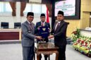 Bupati dan ketua DPRD Pamekasan foto bersama usai tanda tangan penetapan Peraturan Daerah (Perda) tentang Pertanggungjawaban Pelaksanaan APBD Tahun Anggaran 2025. (MOH. IQBALUL KHAVEI MZ / KLIKMADURA)