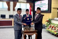 Bupati dan ketua DPRD Pamekasan foto bersama usai tanda tangan penetapan Peraturan Daerah (Perda) tentang Pertanggungjawaban Pelaksanaan APBD Tahun Anggaran 2025. (MOH. IQBALUL KHAVEI MZ / KLIKMADURA)