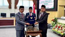Bupati dan ketua DPRD Pamekasan foto bersama usai tanda tangan penetapan Peraturan Daerah (Perda) tentang Pertanggungjawaban Pelaksanaan APBD Tahun Anggaran 2025. (MOH. IQBALUL KHAVEI MZ / KLIKMADURA)