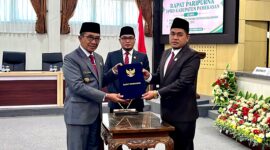 Bupati dan ketua DPRD Pamekasan foto bersama usai tanda tangan penetapan Peraturan Daerah (Perda) tentang Pertanggungjawaban Pelaksanaan APBD Tahun Anggaran 2025. (MOH. IQBALUL KHAVEI MZ / KLIKMADURA)