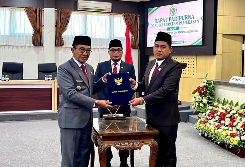 Bupati dan ketua DPRD Pamekasan foto bersama usai tanda tangan penetapan Peraturan Daerah (Perda) tentang Pertanggungjawaban Pelaksanaan APBD Tahun Anggaran 2025. (MOH. IQBALUL KHAVEI MZ / KLIKMADURA)