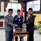 Bupati dan ketua DPRD Pamekasan foto bersama usai tanda tangan penetapan Peraturan Daerah (Perda) tentang Pertanggungjawaban Pelaksanaan APBD Tahun Anggaran 2025. (MOH. IQBALUL KHAVEI MZ / KLIKMADURA)