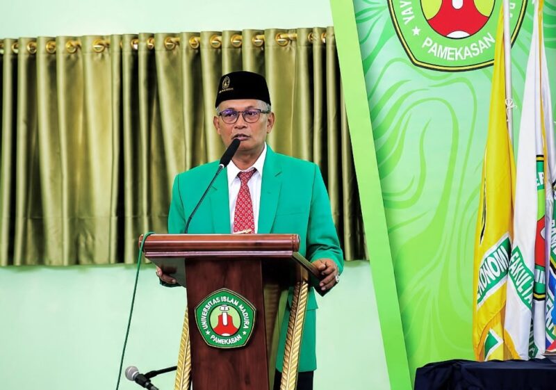 Rektor Universitas Islam Madura, Dr. H. Ahmad saat memberikan sambutan dihadirkan ratusan mahasiswa baru. (KLIKMADURA)