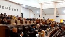 Suasana rapat paripurna DPRD Sampang. (ALI MUCHTAR / KLIKMADURA)