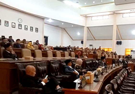 Suasana rapat paripurna DPRD Sampang. (ALI MUCHTAR / KLIKMADURA)