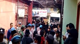 Suasana eksekusi bangunan di Jalan Raya Bringkoneng, Dusun Bringkoneng, Desa Tlagah, Kecamatan Banyuates, Kabupaten Sampang. (KLIKMADURA)