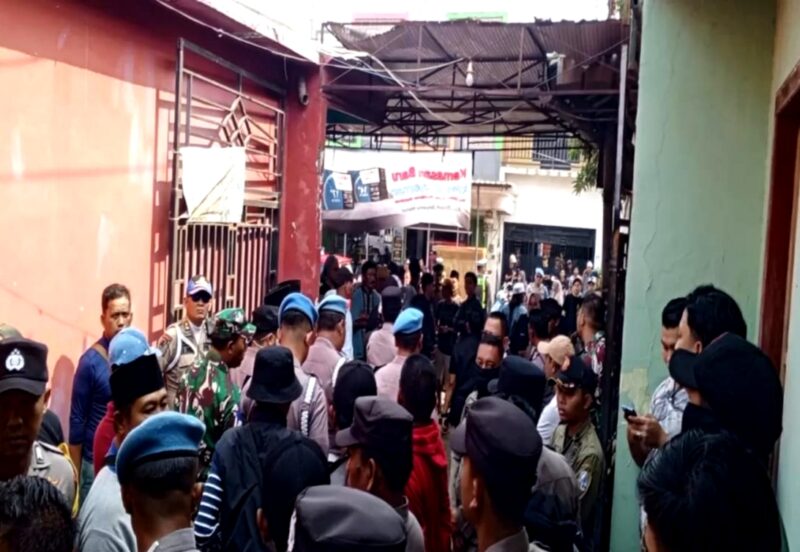 Suasana eksekusi bangunan di Jalan Raya Bringkoneng, Dusun Bringkoneng, Desa Tlagah, Kecamatan Banyuates, Kabupaten Sampang. (KLIKMADURA)
