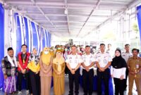 Perwakilan Lapas Narkotika Kelas II-A Pamekasan foto bersama tim medis dan warga binaan menjelang skrining. (KLIKMADURA)