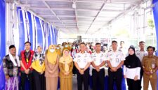 Perwakilan Lapas Narkotika Kelas II-A Pamekasan foto bersama tim medis dan warga binaan menjelang skrining. (KLIKMADURA)