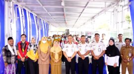Perwakilan Lapas Narkotika Kelas II-A Pamekasan foto bersama tim medis dan warga binaan menjelang skrining. (KLIKMADURA)