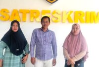 Kuasa hukum ahli waris tanah TK ABA IV, Zaini mendampingi dua orang saksi di Satreskrim Polres Pamekasan (ISTIMEWA).