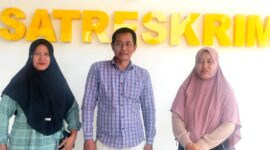 Kuasa hukum ahli waris tanah TK ABA IV, Zaini mendampingi dua orang saksi di Satreskrim Polres Pamekasan (ISTIMEWA).