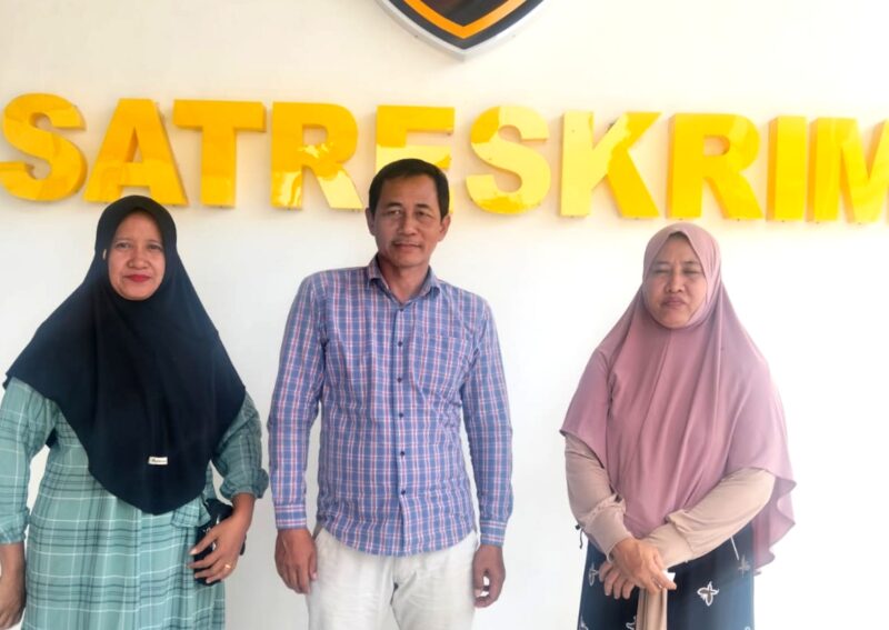 Kuasa hukum ahli waris tanah TK ABA IV, Zaini mendampingi dua orang saksi di Satreskrim Polres Pamekasan (ISTIMEWA).