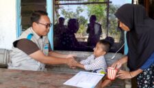 Assistant Manager Keuangan dan Umum PLN UP3 Madura, Nur Rella Catur Trisno Wahyudi menyerahkan bantuan kepada anak penderita gizi buruk. (KLIKMADURA)