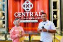 Direktur Central 88 Gold & Jewellery, Ali Zainal Abidin saat diwawancara awak media. (KLIKMADURA)