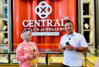 Direktur Central 88 Gold & Jewellery, Ali Zainal Abidin saat diwawancara awak media. (KLIKMADURA)