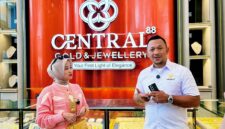 Direktur Central 88 Gold & Jewellery, Ali Zainal Abidin saat diwawancara awak media. (KLIKMADURA)