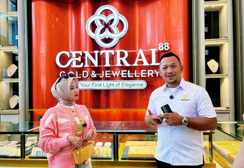 Direktur Central 88 Gold & Jewellery, Ali Zainal Abidin saat diwawancara awak media. (KLIKMADURA)