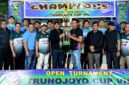Ketua DPRD Pamekasan, Ali Masykur (jaket hitam) saat memberikan piala bergilir kepada juara turnamen. (DOK. KLIKMADURA)