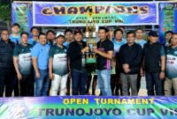 Ketua DPRD Pamekasan, Ali Masykur (jaket hitam) saat memberikan piala bergilir kepada juara turnamen. (DOK. KLIKMADURA)