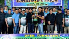 Ketua DPRD Pamekasan, Ali Masykur (jaket hitam) saat memberikan piala bergilir kepada juara turnamen. (DOK. KLIKMADURA)