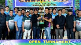Ketua DPRD Pamekasan, Ali Masykur (jaket hitam) saat memberikan piala bergilir kepada juara turnamen. (DOK. KLIKMADURA)
