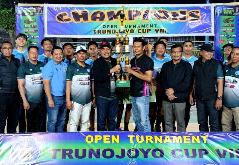 Ketua DPRD Pamekasan, Ali Masykur (jaket hitam) saat memberikan piala bergilir kepada juara turnamen. (DOK. KLIKMADURA)