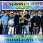 Ketua DPRD Pamekasan, Ali Masykur (jaket hitam) saat memberikan piala bergilir kepada juara turnamen. (DOK. KLIKMADURA)