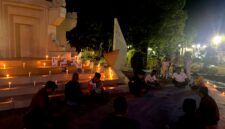 Sejumlah jurnalis menggelar istighasah di Monumen Trunojoyo Sampang, Minggu (13/9/2026).