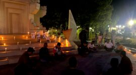Sejumlah jurnalis menggelar istighasah di Monumen Trunojoyo Sampang, Minggu (13/9/2026).