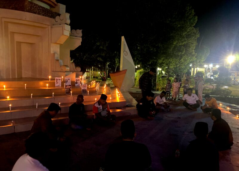 Sejumlah jurnalis menggelar istighasah di Monumen Trunojoyo Sampang, Minggu (13/9/2026).