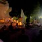 Sejumlah jurnalis menggelar istighasah di Monumen Trunojoyo Sampang, Minggu (13/9/2026).