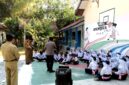 Kapolsek Camplong Iptu Dwi Abdillah saat menjadi pemateri di SMPN 3 Camplong. (ISTIMEWA)