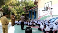 Kapolsek Camplong Iptu Dwi Abdillah saat menjadi pemateri di SMPN 3 Camplong. (ISTIMEWA)