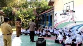 Kapolsek Camplong Iptu Dwi Abdillah saat menjadi pemateri di SMPN 3 Camplong. (ISTIMEWA)