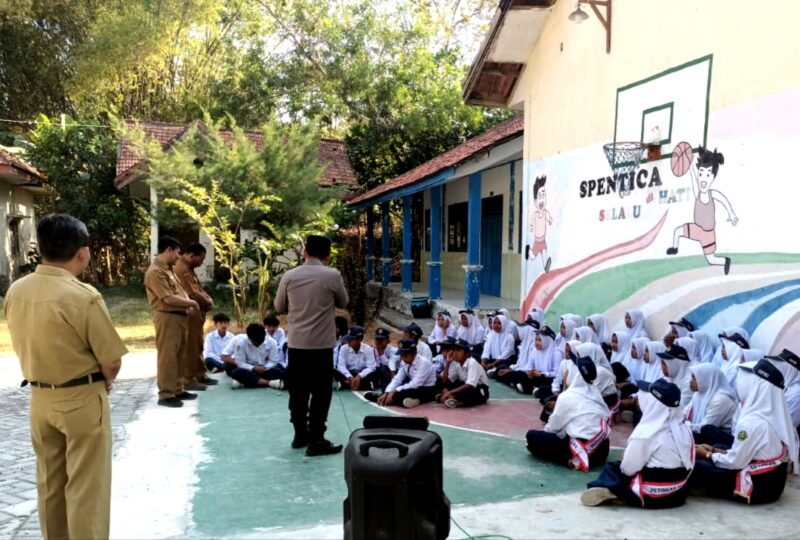 Kapolsek Camplong Iptu Dwi Abdillah saat menjadi pemateri di SMPN 3 Camplong. (ISTIMEWA)