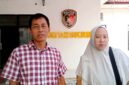 Siti Nurul Aini Siska didampingi kuasa hukum Zaini usai menjalani pemeriksaan di Polres Pamekasan. (ISTIMEWA)
