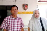 Siti Nurul Aini Siska didampingi kuasa hukum Zaini usai menjalani pemeriksaan di Polres Pamekasan. (ISTIMEWA)