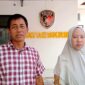 Siti Nurul Aini Siska didampingi kuasa hukum Zaini usai menjalani pemeriksaan di Polres Pamekasan. (ISTIMEWA)