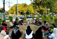 Puluhan jurnalis Pamekasan menggelar doa bersama di area Monumen Arek Lancor untuk keselamatan lima jurnalis yang hilang saat meliput Gunung Anak Krakatau. (KLIKMADURA)