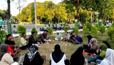 Puluhan jurnalis Pamekasan menggelar doa bersama di area Monumen Arek Lancor untuk keselamatan lima jurnalis yang hilang saat meliput Gunung Anak Krakatau. (KLIKMADURA)