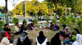Puluhan jurnalis Pamekasan menggelar doa bersama di area Monumen Arek Lancor untuk keselamatan lima jurnalis yang hilang saat meliput Gunung Anak Krakatau. (KLIKMADURA)