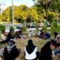 Puluhan jurnalis Pamekasan menggelar doa bersama di area Monumen Arek Lancor untuk keselamatan lima jurnalis yang hilang saat meliput Gunung Anak Krakatau. (KLIKMADURA)