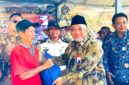 Rektor Unira, Dr. Drs. Ec. Gazali, M.M., menyerahkan bingkisan kepada salah satu WBP. (KLIKMADURA)
